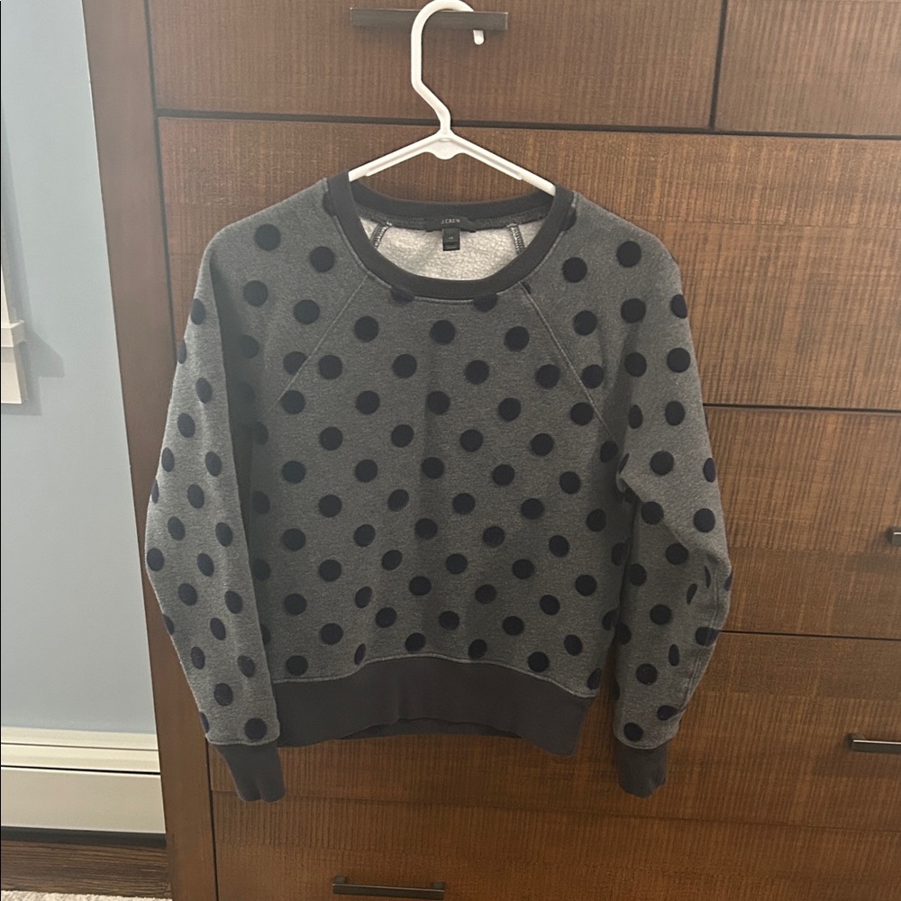 J. CREW Gray Sweatshirt with Navy Polka dots. XS
Excellent Condition